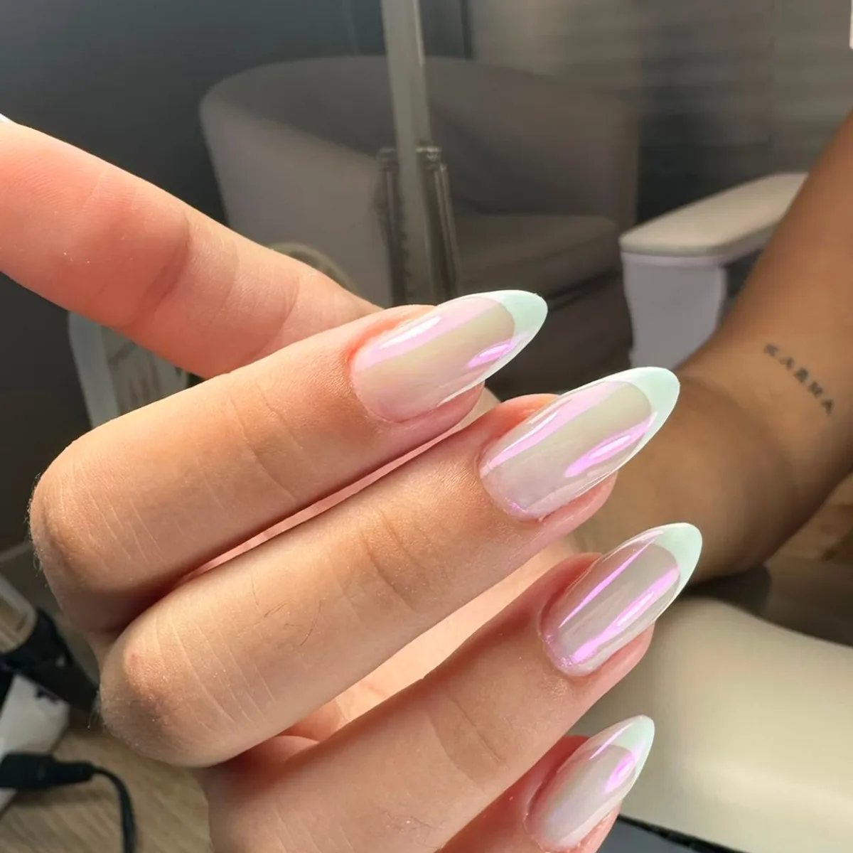 Uñas almendradas con efecto perla y francesa en verde menta