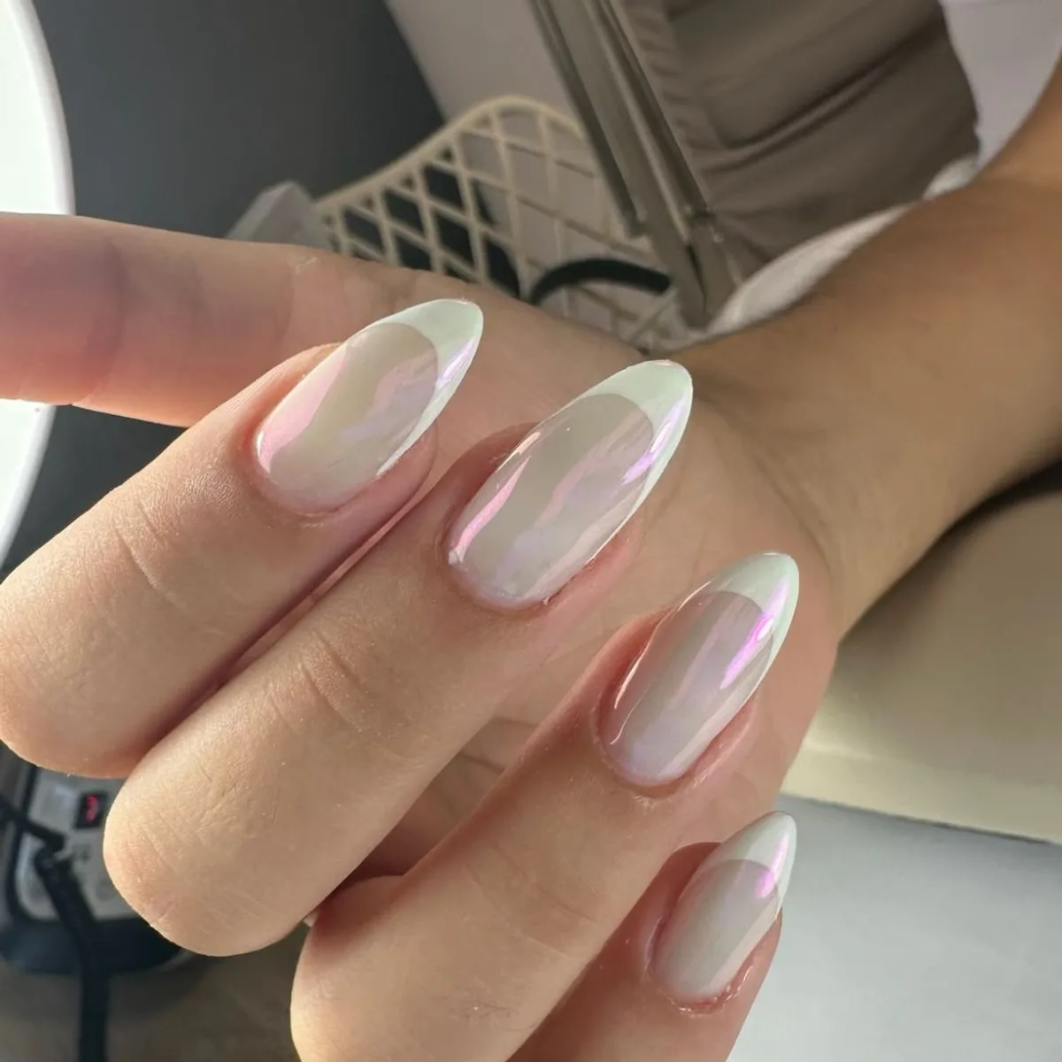Uñas almendradas nacaradas con reflejos rosados y punta en verde menta
